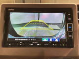 リバースギアに入れるだけで後方の表示へ切り替わります。夜間や雨の日の駐車も楽になりますよ。