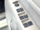 【電動格納ミラー】サイドミラーは電動格納式となっており、狭い駐車場でもキズがつくリスクを抑えられます。
