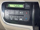 【オートエアコン】一度お好みの温度に設定すれば、車内の温度を検知し風量や温度を自動で調整。暑い&hellip;寒い&hellip;と何度もスイッチ操作をする必要はありません。快適な車内空間には必須の機能ですね♪