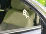【ブラインドスポットインフォメーション】走行中、ドアミラーの死角になりやすい箇所に後続車が接近するとサイドミラー付近に警告を表示、ドライバーに注意喚起をしてくれます。