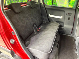 後部座席も気になるようなキズ・汚れやへたり等、大きなダメージはなく、良好な状態です。