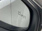 ブラインドスポットモニター(BSM)を装備しています。隣を走る車両が死角に入るとミラー内LEDインジケーターが点灯。さらに、ウィンカーを出すとインジケーターが光って点滅して注意を促してくれます。