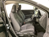 広い足元にゆったり座れるシートには肘掛けも装備しており長距離の運転でも疲れにくくなってます。女性でも運転がしやすいように、シートの高さ調整機能(シートリフター)がついています。