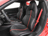レザーシートにはRosso Ferrariカラーのアクセントが追加されております。