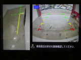 ギアを『R』に入れた後、カメラボタンを押すと、運転席から見えない左側面をナビ画面にうつしてくれるので、幅寄せや縦列駐車がし易くなります。