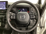 オーディオのチャンネル変更やボリュームなどの操作スイッチの他に、レフトセレクターホイールがついています。中央部を指先で上下に動かすことで、マルチインフォメーション・ディスプレイの各表示が確認できます。