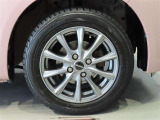 社外のアルミホイールになります。タイヤサイズは165/65R14です。アイドリングストップ付きです。