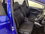 広い足元にゆったり座れるシートには肘掛けも装備しており長距離の運転でも疲れにくくなってます。女性でも運転がしやすいように、シートの高さ調整機能(シートリフター)がついています。