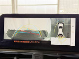 【バックガイドモニター】車両後方の映像をナビ画面に表示し、駐車などの後退操作をサポートします。