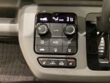 セレクトレバーの左側にオートエアコンがついてますので簡単操作で快適に過ごせます。シートヒータースイッチ内蔵で前席の左右別々に3段階で温度設定ができます。