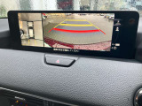 後方視界のサポートをするバックモニター
