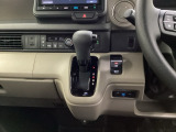 運転席周辺のスマートなレイアウトが、操作のしやすさを実現。快適なドライブをサポートします。