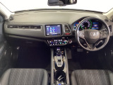 車内は光触媒抗菌消臭施工済です。インパネ周りはスタイリッシュなデザインです。グローブボックスやカップホルダーのほかにトレーなどたくさんの収納スペースが付いています。