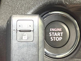【キーレススタートシステム】カバンやポケットに入れたままでもドアの施錠・解錠が可能なスマートキーを装備。エンジンのオン・オフ時もカギを取り出す必要が無いからとっても便利です♪
