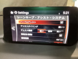 ハンドル操作をアシストすることにより車線からの逸脱回避を支援します。
