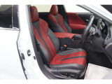 【運転席】ブラック/レッドを基調としたインテリアにブラック/レッドの本革シート。パワーシートでお好みの位置に座席を設定可能です。シートヒーター・ベンチレーション・フロアマット付です。