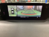 狭い場所での駐車やすれ違いなどでより的確な運転操作に役立つ360&deg;ビューモニターが装備されています。