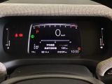 デジタル表示のスピードメーターと安全支援情報、燃費やオドメーターなどの表示の他に、ホンダセンシング機能などの表示もできる多機能なマルチインフォメーション・ディスプレイです。