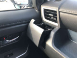 運転席用・助手席用と2つのカップホルダーを装備しています。ドリンクだけでなく、色々な小物の置き場所としても大変便利です。