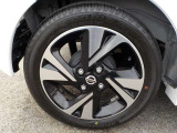純正15インチアルミホイールに、165/55R15タイヤを装着しております。