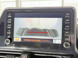 【バックガイドモニター】車両後方の映像をナビ画面に表示し、駐車などの後退操作をサポートします。