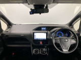 シンプルながら機能性あふれる運転席廻りです。視界性もよく、運転しやすいですよ。