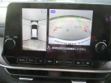 アラウンドビューモニターで車の周囲の情報が室内でわかります。