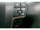ステアリングスイッチ付き。前方から目を離すことなく、オーディオの選局や運転支援系の操作ができます。