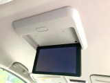 【後席モニター】家族や友人とお出かけする機会が多い方に大人気の後席モニターを装備!見やすい位置に画面がありテレビやDVDの視聴も快適!友達もお子様も、後席にしか乗らなくなるかも??
