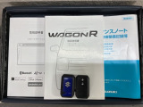 スマートキーは鍵をバッグに入れたままでもドアロックの開閉やエンジンのON・OFFができます。夜間や雨の日も鍵を探さなくて良いので便利です。