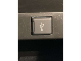 こちらのクルマはUSB接続コネクタも装備されています♪スマホの充電などにお使い下さい。ご旅行中での充電切れも、これなら心配いりませんね!
