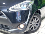【LEDヘッドライト】悪天候や夜間走行時も良好な視界を確保し安心して運転できる高輝度LEDヘッドライトを装備!点灯速度が早く、消費電力も抑えられています。