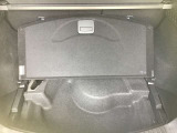 ラゲージルーム!後ろのシートは片方ずつ倒せます。乗る人や積む荷物に応じてアレンジが可能ですので多彩に使えてとても便利です。