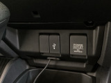 アクセサリーソケットはUSBのアダプターなどをつければ、スマホの充電にも使えます。横にはナビゲーション用の外部入力可能なUSB端子がついており、周辺には物が置けるボックスがついています。
