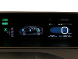 メーターは速度計のデジタル表示グラフィックメーター(4.2インチTFTカラー)と車両情報を表示するマルチインフォメーションディスプレイ(4.2インチTFTカラー)の組み合わせになっています。