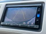 バックモニター装備。画面にて後方の確認が行えるので、バック駐車や車庫入れの際には重宝します。車の運転に慣れない方でも安心のガイドライン表示機能付。