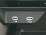 こちらのクルマはUSB接続コネクタも装備されています♪スマホの充電などにお使い下さい。ご旅行中での充電切れも、これなら心配いりませんね!