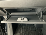 【グローブボックス】収納スペースが沢山あるので車内が散らからずに助かります。ちょっとした物を入れるのにいいですね♪