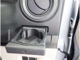 格納式のドリンクホルダー付きです。ドリンクホルダーとしてはもちろん、スマホや長財布を収納することだってできますよ。