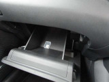 グローブボックスのふたを開いたところです