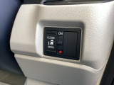 スイッチひとつで開閉できる片側電動スライドドアを搭載。雨の日や両手がふさがっている時にも便利です。
