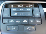 オートエアコンは左右席で独立温度コントロールが可能です。運転席はキンキンに冷やして助手席はマイルドにと言った設定が可能です。暑さ寒さでケンカすることもなくなりますね。