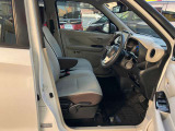 ゆったり座り心地の良い運転席シート、状態も良好です!!!センターアームレストも付いています。