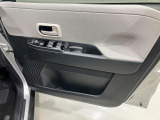 【運転席ドア】ボトルホルダーや収納ポケットが付いているので運転席周りもスッキリ保てます★