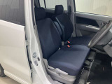 【運転席・助手席転席】運転席の足もともゆったりで長距離ドライブでも快適に★