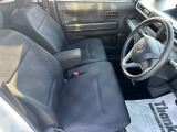 乗り心地の良いフロントシートです。足回りも広々としておりますので、長時間の運転も疲れづらいですよ。