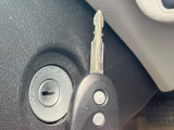【キーレス】少し離れた場所からでもボタン一つでドアの開錠・施錠ができるのでとっても便利!ドアの鍵穴周りに傷をつけることもありません♪