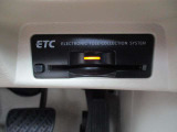 ETC。高速道路を利用する際、ノンストップで料金所を通過できます。別途セットアップ料金がかかります。