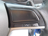 ステアリングには様々なスイッチが付いておりますので運転しながらの操作も楽ちんです!
