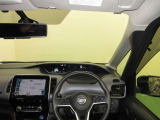 ドライバー目線で、使いやすく安全操作性と良好な視界を実現した運転席です。